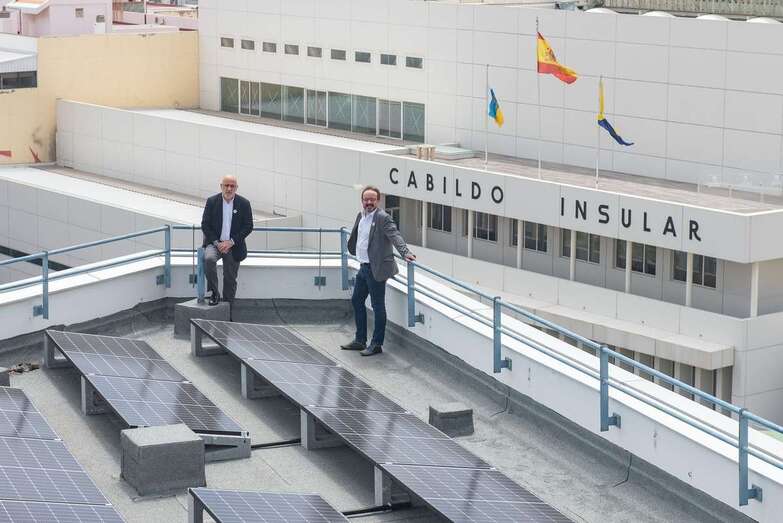 Antonio Morales y Raúl García Brink, en una instalación fotovoltaica del Cabildo / TA